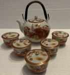 Lindo jogo de cha oriental, em porcelana pintada, contendo: 5 taças com tampas e bule.