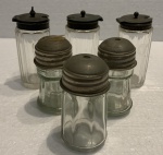 Lote contendo; 6 peças para condimentos variados, tampa em metal, medindo: 10 cm alt maior e 9 cm menor.