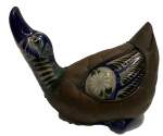 Raríssima escultura de pato em porcelana pintada a mão com acabamento em bronze, medindo: 20 cm comp. x 13 cm alt.
