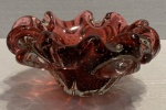 Lindo centro de mesa em Murano vermelho, medindo: 18 cm diâmetro. (trincado na base porem não tira a beleza da peça)