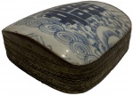 Lindo e raro pote em porcelana com a estrutura toda em cobre, medindo: 14 cm x 14 cm