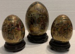 Raríssimo jogo de 3 ovos em porcelana em alto relevo com cenas oriental, medindo: 20 cm e 14 cm alt.