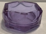 Lindo cinzeiro de cristal, medindo: 11 cm diâmetro.