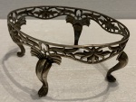 Suporte em metal espessurado a prata, medindo: 20 cm x 14 cm x 9 cm alt.