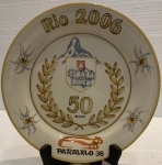 LUIZ SALVADOR - Prato de coleção em porcelana, medindo; 28 cm diâmetro.