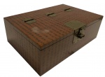 Linda e rara caixa oriental em madeira, medindo: 35 cm x 23 cm x 11 cm
