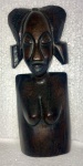 Escultura Africana em ébano representando mulher Senegal. Med.: 25 x 10 x 5 cm.