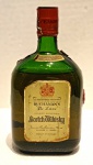 BEBIDA IMPORTADA DA ESCÓCIA-WHISKY BUCHANAN*S® Conhecido como o coração do portfólio de BUCHANAN'S, BUCHANAN'S DELUXE é o reflexo da criação de James Buchanan's em 1884; um blend tão leve, suave e refinado que veio a consagrá-lo como fornecedor oficial de whisky do Parlamento Britânico GRADUAÇÃO ALCÓOLICA Grad. Alc. 40% vol.
