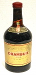 BEBIDA IMPORTADA DE COLEÇÃO- Licor Drambuie - GARRAFA LACRADA VINTAGE. Traz a tradição de 250 anos de história: era o licor pessoal do Príncipe Edward Stuart, que numa tentativa mal sucedida de reaver o trono britânico, fugiu para a França auxiliado pelo Capitão John Mackinnon. Em reconhecimento a sua lealdade, Charles presenteou Mackinnon com a fórmula secreta de Drambuie. O nome Drambuie deriva da frase Gaélica: "An dram buidheach", que significa bebida que satisfaz a anos.Pegue um copo alto, encha com cubos de gelo, despeje generosas porções de Drambuie, acrescente água com gás e depois esprema duas fatias de limão.Essa é uma mistura simples e deliciosa!Uma receita mantida em segredo desde 1745.Composição: Licor a base de Whisky.Origem: EscóciaGraduação alcoólica: 40% .A marca no mundo:DRAMBUIE, o terceiro licor mais vendido do mundo, é uma marca premium produzida 100% à base de uísques, feito de um único blend com maltes acima de 30 anos. Composto por ingredientes refinados cuidadosamente misturados à qualidade de uísques de primeira linha, sempre representou e representará um produto clássico e consistente, vendido em mais de 150 países do mundo. A marca vende quase 450.000 caixas do licor anualmente.