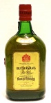 BEBIDA IMPORTADA DA ESCÓCIA-WHISKY BUCHANAN*S® Conhecido como o coração do portfólio de BUCHANAN'S, BUCHANAN'S DELUXE é o reflexo da criação de James Buchanan's em 1884; um blend tão leve, suave e refinado que veio a consagrá-lo como fornecedor oficial de whisky do Parlamento Britânico GRADUAÇÃO ALCÓOLICAGrad. Alc. 40% vol.