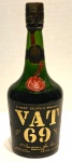 BEBIDA DE COLEÇÃO-Whisky Escocês Vat 69 VAT 69 é um Scotch blended whisky produzido por William Sanderson & Son Limited of South Queensferry, West Lothian, Escócia.Em 1882, William Sanderson preparou cem barris de uísque blended e contratou uma equipe de peritos para prová-los. O lote do barril com o número 69 foi considerado o melhor, originando então, o nome do whisky.Um blend padrão, leve e bem equilibrado, com impacto doce e notável de sorvete de baunilha no início e malte agradável ao fundo.Características:Importado da Escócia.Teor alcoólico 40% vol.