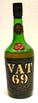 BEBIDA DE COLEÇÃO-Whisky Escocês Vat 69 VAT 69 é um Scotch blended whisky produzido por William Sanderson & Son Limited of South Queensferry, West Lothian, Escócia.Em 1882, William Sanderson preparou cem barris de uísque blended e contratou uma equipe de peritos para prová-los. O lote do barril com o número 69 foi considerado o melhor, originando então, o nome do whisky.Um blend padrão, leve e bem equilibrado, com impacto doce e notável de sorvete de baunilha no início e malte agradável ao fundo.Características:Importado da Escócia.Teor alcoólico 40% vol.
