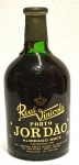 BEBIDA IMPORTADA DE COLEÇÃO-Real Vinícola Jordão Porto, garrafa lacrada, Portugal.DescriçãoFundada em 1889 a Real Companhia Vinícola do Norte de Portugal, conhecida na gíria do povo como a Real Vinícola gera, aquando da sua criação, uma enorme confusão entre as duas Companhias Reais, a nova e a Velha Real Companhia dos Vinhos do Porto. E é através da voz do povo e da gíria comercial que a Pombalina Real Companhia fundada em 1756 começa a ser conhecida por Real Companhia Velha e a utilizar essa designação como marca comercial. A centenária Real Vinícola criada sob os auspícios do Marquês de Pombal tornou-se com o passar dos anos numa sociedade meramente patrimonial sendo adquirida pela reconhecida Fladgate Partnership, detentora de grandes marcas de vinho do Porto como a Taylors.