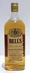 BEBIDA DE COLEÇÃO- WHISKY BELL'S ESCOCÊS, GARRRFA LACRADA.Descrição:O Whisky Bell's leva o nome do seu criador, Arthur Bell, e possui um paladar distinto graças à sua tradicional receita mantida desde o século 19. O seu blend característico tem origem na combinação de grãos e maltes finos, todos maturados em barricas de carvalho afim de enriquecer o seu sabor. Sua composição traz o paladar do sal-marinho defumado das ilhas escocesas e a refrescante doçura dos maltes de Speyside, seguindo para uma mistura caprichosa com o malte rico, apimentado e com sabor de nozes de Blair Athol, gerando assim o distinto caráter desse whisky. Seu teor alcoólico é de 40%.