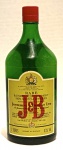 WHISKY ESCOCÊS J&B , GRANDE GARRAFA COM ALÇA LACRADA CONTENDO 2 LITROS, PERTENCENTE A UMA COLEÇÃO DE BEBIDAS. Em 1749 Giacomo Justerini fundou uma companhia importadora de vinhos em Londres entrando, em 1779, para o comércio de scotch Whisky. Em 1831, com a compra da companhia pelo inglês Alfred Brooks, nascia a J&B: Justerini & Brooks LTD. J&B Rare Scotch Whisky é hoje a 2º marca de scotch whisky mais vendida do mundo. Sua colaboração clara é proveniente do contato do whisky com o barril de carvalho, com pouca adição de caramelo, diferentemente dos demais whiskies do mercado.