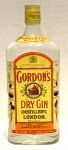 BEBIDA DE COLEÇÃO- GORDON'S DRY GIN, LACRADA, VINTAGE.Bebida inglesa elaborada a partir de destilado alcoólico de Bagas de Zimbro.Desde 1769 que a maior preocupação de Alexander Gordon era a qualidade dos ingredientes que compõem o gin Gordons London Dry.Bagas de Zimbro, sementes de coentro e outros botânicos são os principais ingredientes que conferem a Gordons o sabor intenso que lhe é característico.Após uma escolha cuidadosamente selecionada, 9 em cada 10 bagas de Zimbro são rejeitadas no processo de produção. De seguida são guardadas por dois anos para intensificar os óleos e o aroma doce.O aroma das bagas de zimbro associado ao sabor intenso de Gordons London Dry , fazem de Gordons o gin ideal para um Gin Tónico perfeito.Gin inglês para o mais apurado paladar.Origem: InglaterraGraduação Alcoólica: 43%