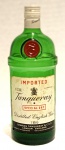 BEBIDA DE COLEÇÃO- Gin Tanqueray Dry, garrafa antiga e lacrada. Gin Tanqueray Dry.Gin inglês para o mais apurado paladar, elaborado a partir de destilado alcoólico de bagas de Zimbro.Charles Tanqueray estabeleceu sua primeira destilaria em Londres em 1830, com o propósito de produzir um gin de altíssima qualidade.Destilado 4 vezes a partir de grãos, ervas e especiarias da Itália selecionadas manualmente, com água puríssima, enorme atenção ao processo de produção e controle de qualidade, Tanqueray amadureceu por 8 meses antes de ser engarrafado na Inglaterra, de onde segue para todo o mundo.Vendido mundialmente, é líder no mercado norte-americano e tem uma imagem de sofisticação, elegância e qualidade.Características:Importado da Inglaterra.Graduação Alcoólica: 47,3% vol.Volume: 750 ml.História:Tanqueray é um puro "London dry" e a sua receita é um segredo bem guardado a sete chaves - atualmente somente quatro pessoas no mundo sabem a sua fórmula secreta - embora se saiba que contem quatro plantas (zimbro, coentro, angélica raiz e alcaçuz).O Gin Tanqueray foi inicialmente destilado em 1830 por Charles Tanqueray no bairro de Bloomsbury, em Londres.O ponto de venda de Edward & Charles Tanqueray & Co foi criada em Vine Street, em 1838.Quando Charles morreu em 1868, seu filho Charles Waugh Tanqueray herdou a destilaria, que continuou a operar até que foi severamente danificada durante a Segunda Guerra Mundial o que fez com que a destilaria se mudasse para a Escócia.A partir de 1951 começou a ser vendido na sua famosa garrafa verde, que juntando a ser o gin favorito na época áurea dos cocktail nos Estados Unidos (Frank Sinatra e de Sammy Daves Júnior diziam que era o seu favorito), tornou-se numa das bebidas mais vendidas no mundo, posição que mantem até aos nossos dias.Encontrado nos bares e ambientes mais requintados do mundo, o TANQUERAY é uma das escolhas favoritas em qualquer cocktail que leve ao menos uma pequena gota de gin.Para servir um Gin Tónico com tanqueray, junte pele de limão e/ou laranja e uns grãos de pimenta!