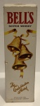 BEBIDA DE COLEÇÃO- Whisky Bells, VINTAGE, LACRADO E NA CAIXA ORIGINAL.Impossível falar sobre a história do whisky sem citar Bell s. Considerada uma das marcas mais antigas e tradicionais, Bell s surgiu em 1825. Como era de costume nessa época, Bell s carrega até hoje o nome de seu fundador: Arthur Bell. Devido ao seu sabor inigualável e sua composição perfeita, à base de whisky de malte e grãos, Bell s rapidamente se tornou uma paixão no Reino Unido. E não demorou muito para conquistar admiradores de whisky do mundo inteiro.