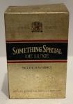 Bebida de coleção-Whisky Something Special Blended Scotch 1 Litro, lacrado, na caixa, vintage.O whisky Something Special é composto por uma mistura de maltes da área do rio Spey, envelhecidos em barris de carvalho que anteriormente continham xerez e bourbon, o que proporciona sua cor dourada brilhante. O componente principal é o prestigiado malte da Longmorn.
