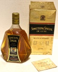 Bebida de coleção-Whisky Something Special Blended Scotch 1 Litro, lacrado, na caixa, vintage.O whisky Something Special é composto por uma mistura de maltes da área do rio Spey, envelhecidos em barris de carvalho que anteriormente continham xerez e bourbon, o que proporciona sua cor dourada brilhante. O componente principal é o prestigiado malte da Longmorn.