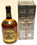 BEBIDA DE COLEÇÃO- VINTAGE VOLUME 1 LITRO- Whisky Escocês Chivas Regal 12 anos da marca Chivas Regal, o Chivas 12 anos é um premium blended scotch whisky de sabor multifacetado. Resultado da combinação de diferentes tipos de maltes, grãos e blends únicos não disponíveis para venda, todos maturados por no mínimo 12 anos (LACRADO).As primeiras notas do aroma do Chivas 12 revelam maçãs e frutas do pomar, seguido de mel, baunilha e amêndoas e, por fim, uma suavidade cremosa que perdura no paladar. É um whisky ótimo para ser consumido puro, com gelo ou em variados tipos de drinks.O Chivas Regal 12 anos de 1L possui uma graduação alcoólica de 40,0%.