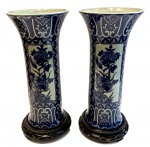 Lote contendo par de espetaculares vasos de porcelana oriental, assinados, com bases de madeira nobre. Medindo 40 cm alt.Maravilhosos!