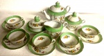 Delicado jogo de chá em porcelana, contendo: 14 peças total
