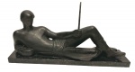 Alfredo CESCHIATTI (1918-1989) -  escultura em bronze com base em granito, representando guerreiro, medindo; 46 cm comp. x 19 cm alt. 