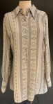 ACERVO DE EX MAQUIADOR DE NOVELAS- ELEGANTE CAMISA SOCIAL FEMININA, DA GRIFE DI TREVI, NEW YORK, SEM USO, COM BOTÕES FORRADOS EM TECIDO. TECIDO TIPO CREPE QUE NÃO AMARROTA. TAMANHO GRANDE (LARGE).BELÍSSIMA!