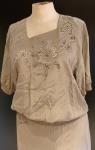 ACERVO DE EX MAQUIADOR DE NOVELAS- ELEGANTE CONJUNTO FEMININO IMPORTADO TECIDO NO TOM CASTOR, DA GRIFE CACHET BY BARI PROTAS, SEM USO, COMPOSTO DE BLUSA LARGURA NA ALTURA DO BUSTO 55 CM) COM BASE E MANGAS SANFONADAS,  BORDADOS E PEDRARIAS . ACOMPANHA CALÇA COM ELÁSTICO  (CINTURA ESTICADA 47 CM,) . CHIQUÉRRIMO!