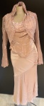ACERVO DE EX MAQUIADOR DE NOVELAS- ELEGANTE CONJUNTO DE FESTA, PARA SILHUETA MUITO ESBELTA, EM TECIDO TIPO CETIM NO TOM ROSÉ, COMPOSTO DE SAIA LONGA , COM FECHAMENTO LATERAL EM ZIPER INVISÍVEL ( 82 CM DE COMP , CINTURA 34 CM),  BLUSA DE ALÇAS , REPELTA DE BORDADOS E DRAPEADOS, COM FECHAMENTOS LATERAIS POR BOTÕES ENCAPADOS PELOL PRÓPRIO TECIDO, ACOMPANHA BOLERO DE ORGANZA TODO BORDADO, COM GOLA ALTA E BOTÕES REVESTIDOOS PELO TECIDO. ALT5A COSTURA! SEM USO! DIVINO!