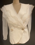 ACERVO DE EX MAQUIADOR DE NOVELAS- ELEGANTE BLAZER COM GOLA DE ORGANZA EM BABADOS E ACABAMENTO DOURADO, MANGAS LONGAS COM. BELA TRANSPARÊNCIA, BOTÕES DOURADOS COM CRISTAIS.  ALTA COSTURA! SEM USO! DIVINO!