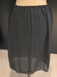 ACERVO DE MAQUIADOR DE NOVELA- saia   de tecido preto fino, muito elegante, cintura com elastico , medindo, 62 cm comprimento.