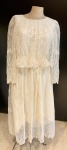 ACERVO DE MAQUIADOR DE NOVELA- LINDÍSSIMO VESTIDO DE FESTA EM RENDA FRANCESA  MARFIM , TODO FORRADO EM EXCELENTE ESTADO, APARENTEMENTE SEM USO.