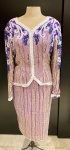 ACERVO DE MAQUIADOR DE NOVELA- LINDÍSSIMO CONJUNTO DE FESTA  NO TOM VIOLETA, TODO BORDADO A MÃO (PERDEU ALGUNS POUCOS PAETÊS), PRODUZINDO UM LINDO EFEITO. ROPUA DE ALTGA COSTURA DA GRIFE OLEG CASSINI. CINTURA CERCA DE 35 CM FECHADA A SAIA.