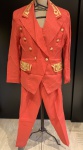 ACERVO DE MAQUIADOR DE NOVELA- LINDÍSSIMO CONJUNTO DE CALÇA E BLAZER DE LINhO VERMELHO, COM BORDADOS EM DOURADO, SEM USO. ALTA COSTURA! CINTURA CALÇA FECHADA 40 CM.