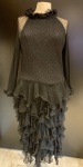 ACERVO DE MAQUIADOR DE NOVELA- LINDÍSSIMO VESTIDO PRETO LONGO COM MANGAS COMPRIDAS TRANSPARENTES, SIA COM BABADOS.  SEM USO. MARAVILHOSO!
