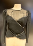 ACERVO DE MAQUIADOR DE NOVELA- LINDÍSSIMA BLUSA PRETA COM TRANSPARÊNCIA NAS MANGAS E PEDRARIAS. SEM USO. MUITO ELEGANTE!
