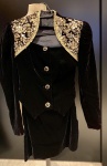 ACERVO DE MAQUIADOR DE NOVELA- LINDÍSSIMO CONJUNTO DE VELUDO NEGRO, COMPOSTO DE SAIA E BLUSA COM BORDADOS A MÃO. ALTA COSTURA. TAMANHO P. SAIA FECHADA MEDE 34 CM COMP CINTURA.