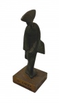 Humberto COZZO (1900-1973) - escultura em ferro base em madeira, medindo: 20 cm alt. 