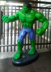 INCRÍVEL HULK - Impressionante escultura do renomado super herói, confeccionado em fibra e papel machê , medindo: 2,03 m alt. Excelente para decorar uma sala de cinema, parque infantil ou mesmo para um fã colecionador. Grande oportunidade!