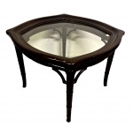 Linda mesa de centro oriental laqueado com tampo de vidro, medindo: 58 cm x 58 cm x 50 cm alt.