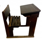 Antiga cadeira de escola em madeira, medindo: 77 cm alt x 64 cm prof aprox.
