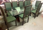 Espetacular mesa de jantar de design base em madeira e tampo de grosso cristal acompanhado de 9 cadeiras, medindo: 2,42 m comp. x 1,10 m larg. x 76 cm alt. tampo de cristal 2 cm