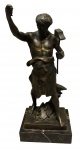 Escultura europeia em bronze, representando Ferreiro, medindo: 40 cm alt.