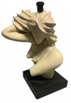 Abajur em cerâmica representando  mulher, medindo: 48 cm alt.