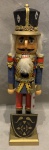 Gracioso boneco inglês, representando soldado, em madeira pintada, medindo: 36 cm alt.