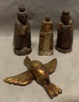 Lote de arte sacra, 4 esculturas em madeira policromada, medindo: 16 cm alt. aprox.