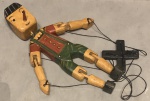 Brinquedo antigo, representando pinocchio de madeira, medindo: 33 cm alt.