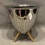 Maravilhosa e diferente champanheira em inox, medindo: 30 cm x 30 cm